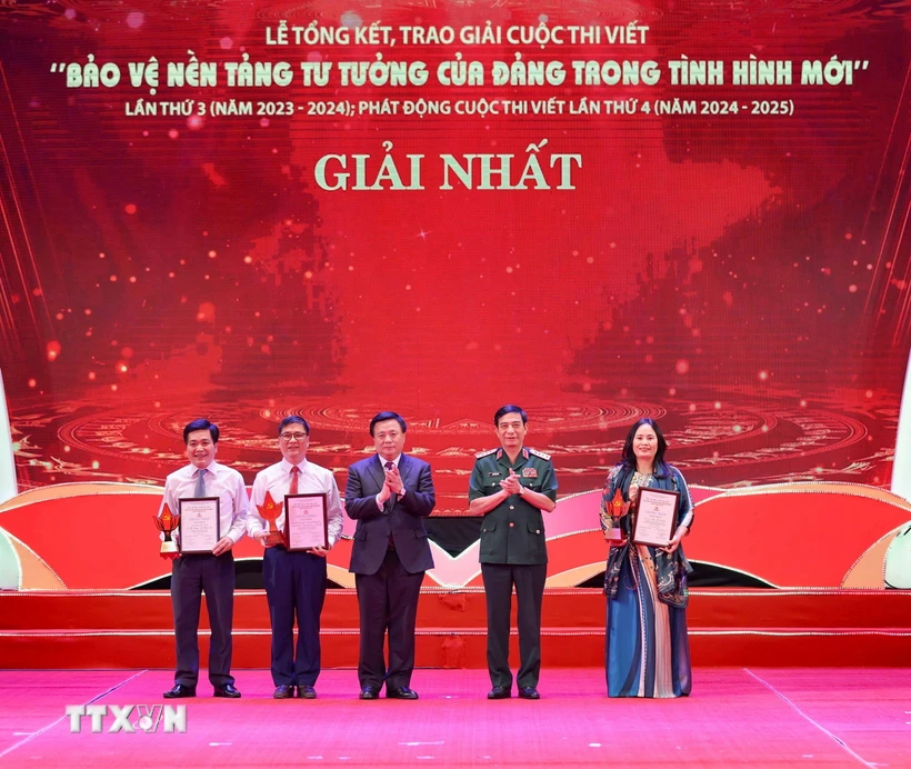 Các tác giả giành giải Nhất cuộc thi viết bảo vệ nền tảng tư tưởng của Đảng trong tình hình mới. (Nguồn: TTXVN)