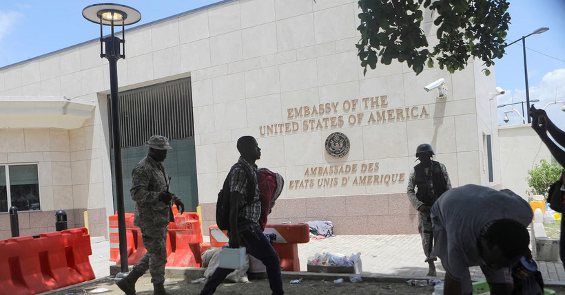 Lực lượng an ninh đứng gác bên ngoài Đại sứ quán Mỹ tại Haiti. (Ảnh: Reuters)