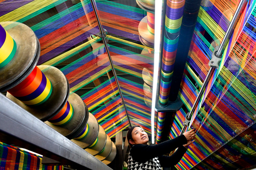 Công nhân làm việc trong nhà máy sản xuất dây buộc ở Huimin, tỉnh Sơn Đông, Trung Quốc ngày 22/11/2023. (Ảnh: THX/TTXVN)