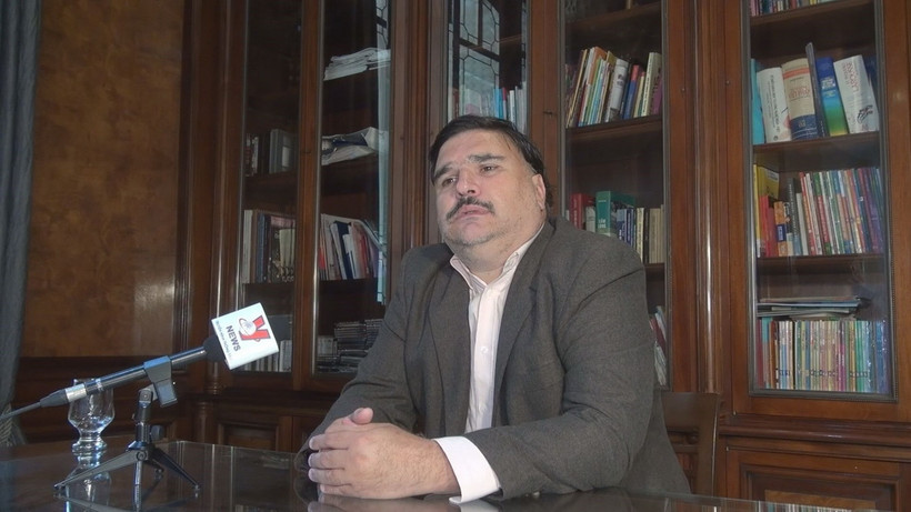Giáo sư Ezequiel Ramoneda trả lời phỏng vấn của phóng viên TTXVN tại Argentina. (Ảnh: Ngọc Tùng/TTXVN)