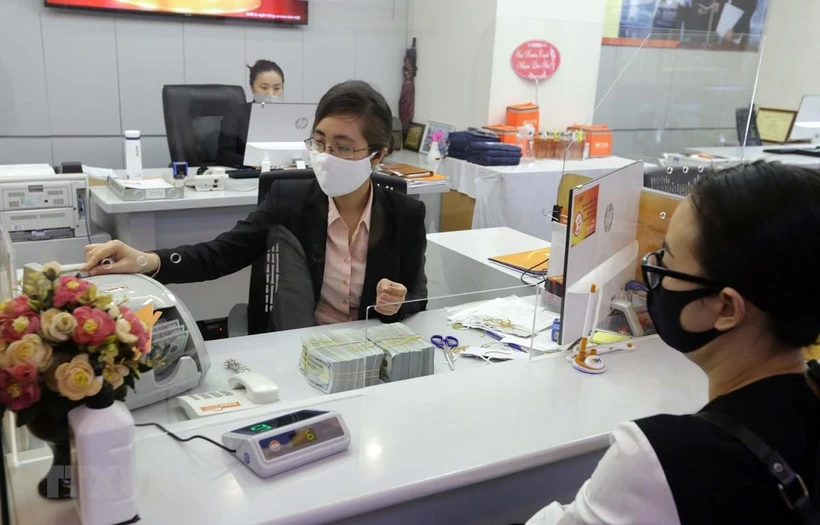 Khách hàng giao dịch tại Hội sở SHB, số 77 Trần Hưng Đạo, Hà Nội. (Ảnh minh họa: Trần Việt/TTXVN)