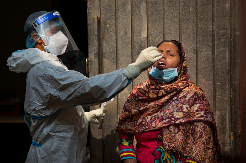 Nhân viên y tế lấy mẫu dịch xét nghiệm COVID-19 cho người dân tại New Delhi, Ấn Độ, ngày 7/11/2020. (Ảnh: THX/TTXVN)