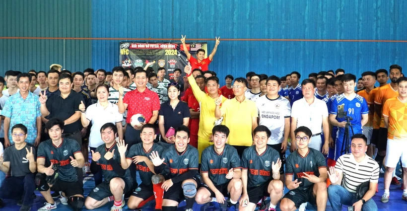 Đại sứ Việt Nam tại Malaysia Đinh Ngọc Linh (áo đỏ) chụp ảnh kỷ niệm cùng các cầu thủ tham dự giải bóng đá của cộng đồng người Việt tại Malaysia. (Ảnh: Hằng Linh/TTXVN)