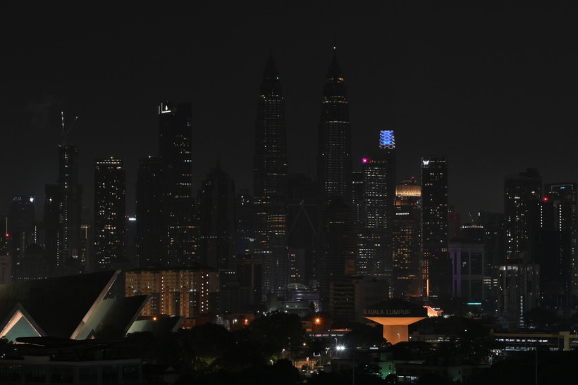 Tắt đèn hưởng ứng chiến dịch Giờ Trái Đất tại toà tháp đôi Petronas ở Kuala Lumpur, Malaysia, ngày 25/3/2023. (Ảnh: THX/TTXVN)