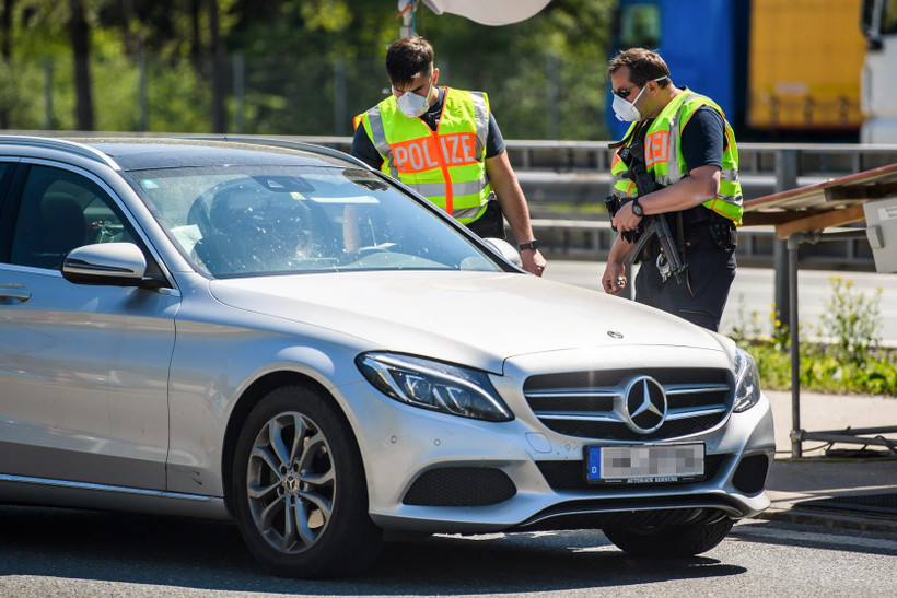 Cảnh sát Đức kiểm tra tại trạm kiểm soát biên giới với Áo ngày 23/4/2020,. (Ảnh: THX/TTXVN)