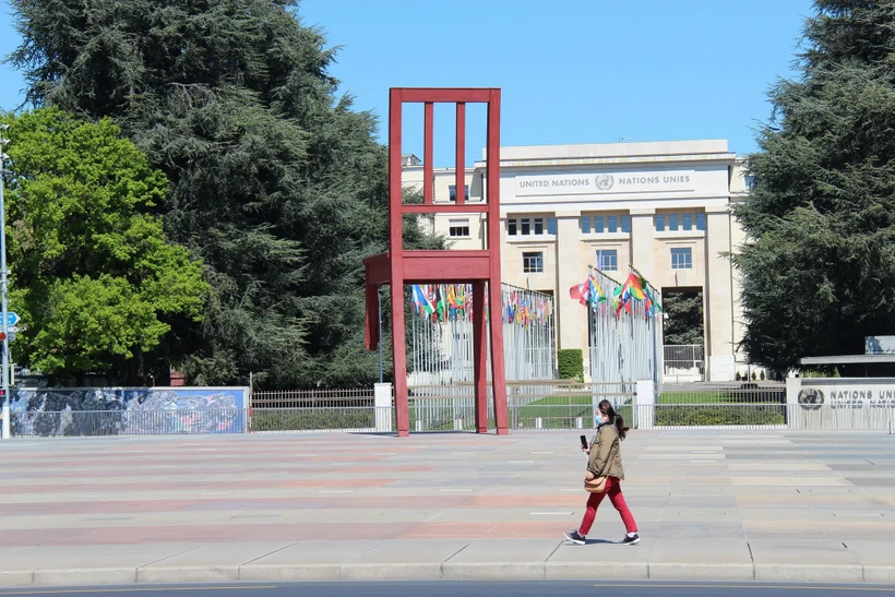 Người dân đeo khẩu trang phòng dịch COVID-19 tại Geneva, Thụy Sĩ ngày 14/4/2020. (Ảnh: THX/TTXVN)