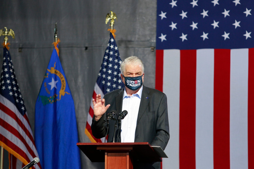 Thống đốc bang Nevada Steve Sisolak phát biểu tại một sự kiện ở Las Vegas ngày 2/10/2020. (Ảnh: AFP/TTXVN)