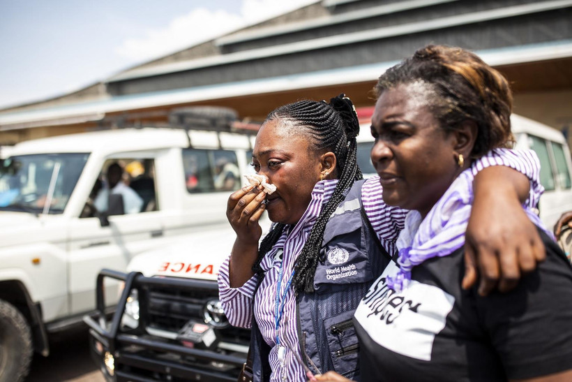Nỗi đau của người dân khi thân nhân họ bị các tay súng sát hại tại Biakato thuộc tỉnh Ituri (Cộng hòa Dân chủ Congo) ngày 13/3/2020. (Ảnh: AFP/TTXVN)