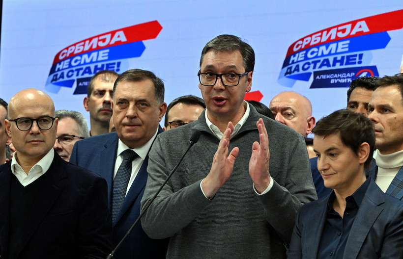 Tổng thống Serbia Aleksandar Vucic (giữa) phát biểu với báo giới tại trụ sở đảng Tiến bộ Serbia (SNS) ở Belgrade, ngày 17/12/2023. (Ảnh: AFP/TTXVN)