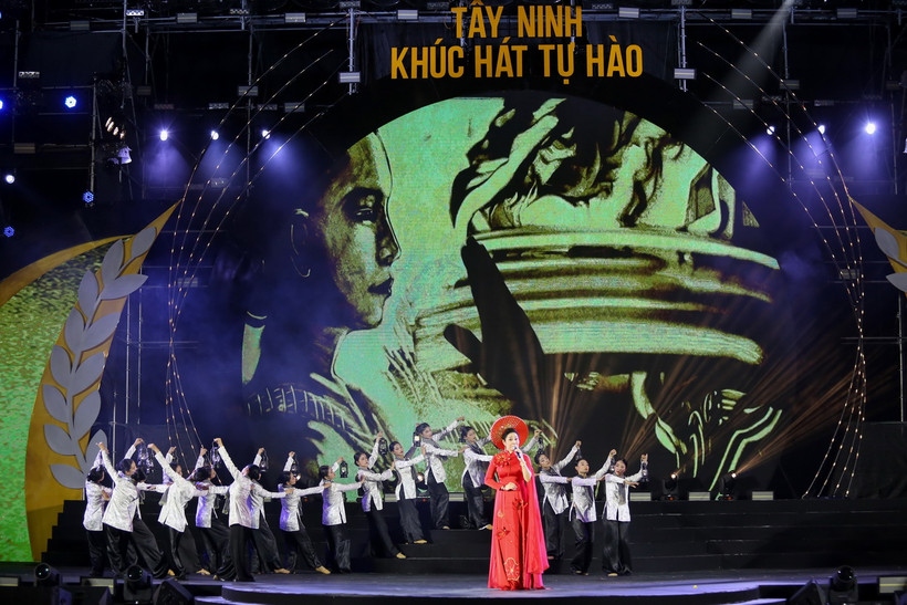 Chương trình biểu diễn nghệ thuật tái hiện một Tây Ninh kiên cường, bất khuất. (Ảnh: Giang Phương/TTXVN)