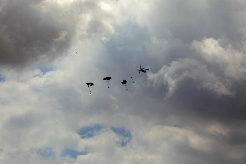 Hàng viện trợ được thả xuống Dải Gaza ngày 22/3/2024. (Ảnh: THX/TTXVN)