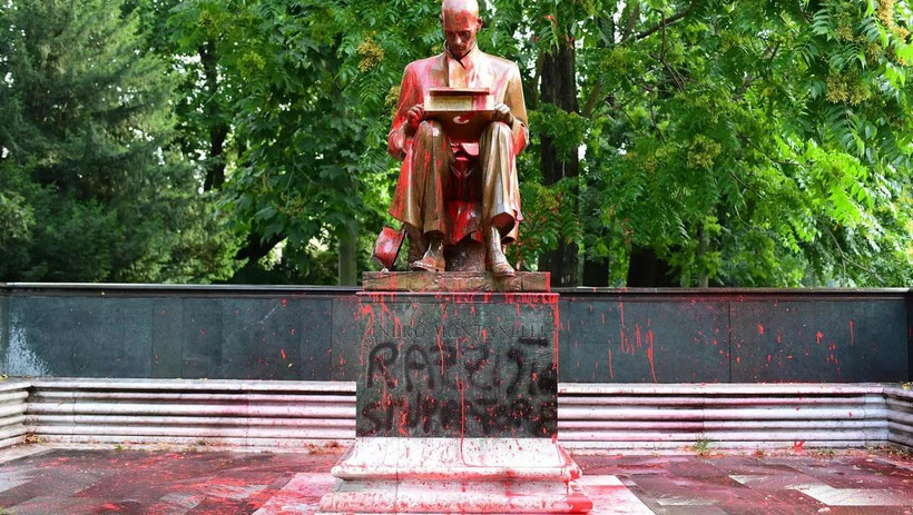 Bức tượng nhà báo nổi tiếng của Italy Indro Montanelli đã bị xịt sơn. (Nguồn: AFP)