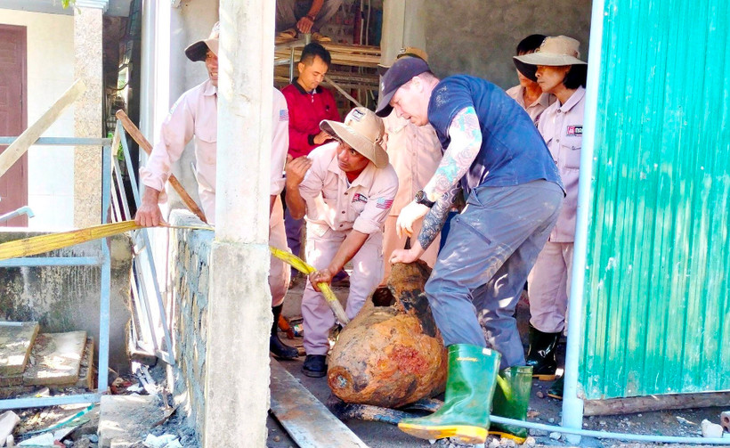 Đội Xử lý Bom mìn Lưu động của MAG tại Quảng Bình phối hợp với Bộ Chỉ huy Quân sự tỉnh Quảng Bình xử lý, di dời quả bom. (Ảnh: TTXVN phát)
