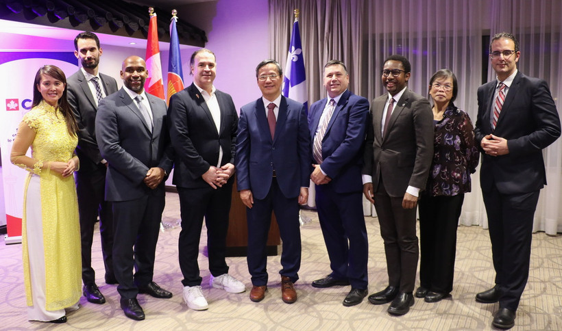 Đại sứ Việt Nam tại Canada Phạm Vinh Quang (giữa) chụp ảnh lưu niệm cùng đại diện Chính quyền Canada, tỉnh bang Quebec, thành phố Montreal. (Ảnh: Trung Dũng/TTXVN)