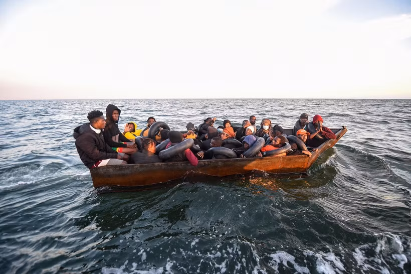 Người di cư chờ được giải cứu trên Địa Trung Hải. (Ảnh: AFP/TTXVN)