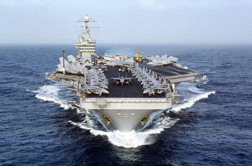 Tàu sân bay USS Dwight D. Eisenhower của Mỹ di chuyển trên Đại Tây Dương. (Ảnh: AFP/TTXVN)