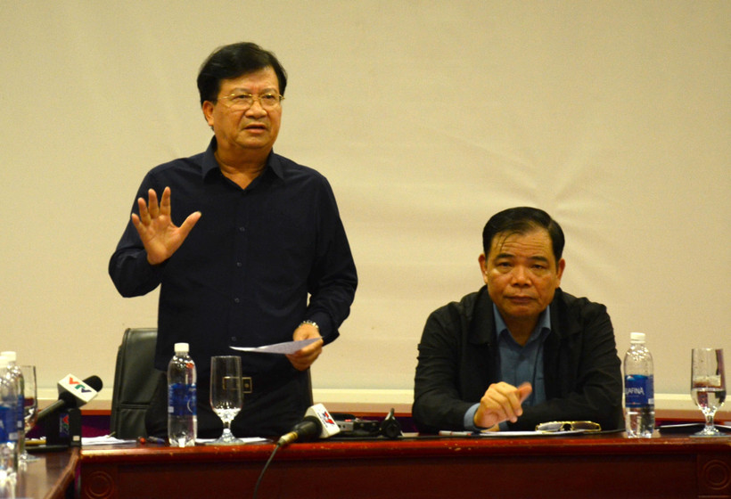 Phó Thủ tướng Chính phủ Trịnh Đình Dũng chỉ đạo cuộc họp tại Sở chỉ huy tiền phương ứng phó với bão số 9 (thành phố Đà Nẵng). (Ảnh: Quốc Dũng/TTXVN)