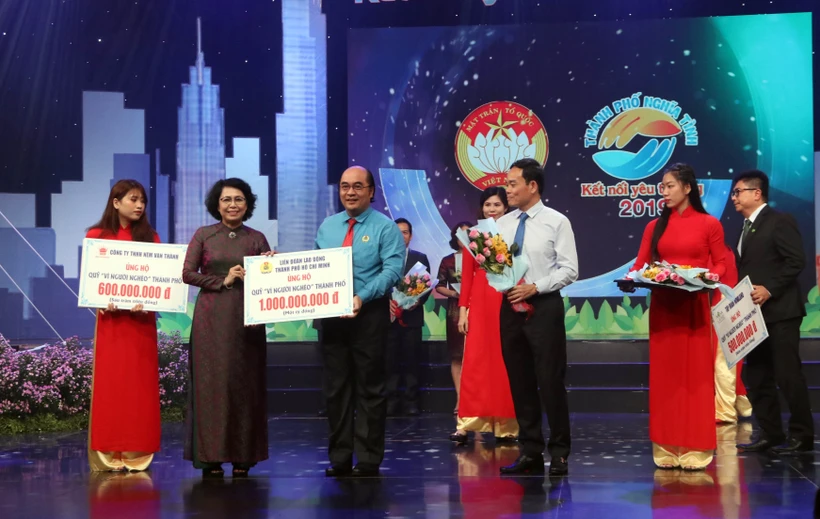 Chủ tịch Ủy ban MTTQ Việt Nam Thành phố Hồ Chí Minh Tô Thị Bích Châu tiếp nhận tượng trưng số tiền ủng hộ từ các nhà hảo tâm. (Ảnh: Xuân Khu/TTXVN)