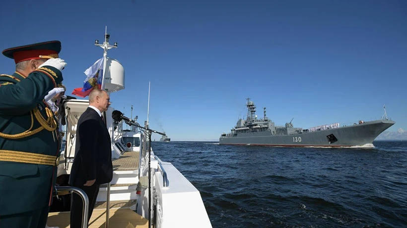 Tổng thống Nga Vladimir Putin dự lễ duyệt binh nhân Ngày Hải quân Nga. (Nguồn: Sputnik)