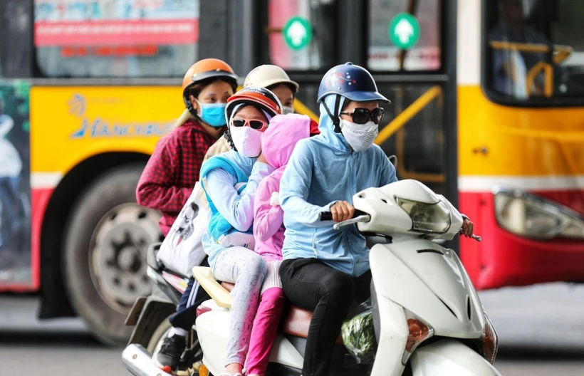 Người già và trẻ nhỏ cần hạn chế ra đường vào những thời điểm nắng nóng gay gắt dễ dẫn đến thay đổi nhiệt độ cơ thể đột ngột, nguy hiểm cho sức khỏe. (Ảnh: Thành Đạt/TTXVN)