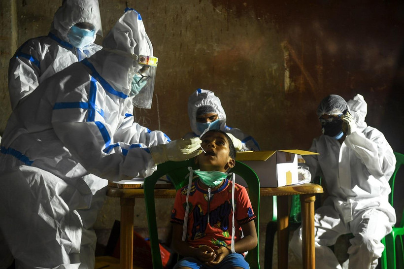 Nhân viên y tế lấy mẫu xét nghiệm COVID-19 tại Kolkata, Ấn Độ ngày 23/7/2020. (Ảnh: AFP/TTXVN)