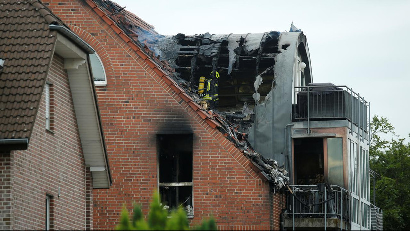 Máy bay đâm vào khiến mái tòa chung cư bốc cháy. (Nguồn: AP)