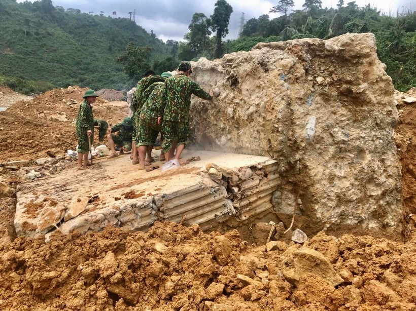 Lực lượng công binh phá khối bê tông cốt thép lớn tại vị trí sạt lở vui lấp các công nhân. (Ảnh: TTXVN phát)