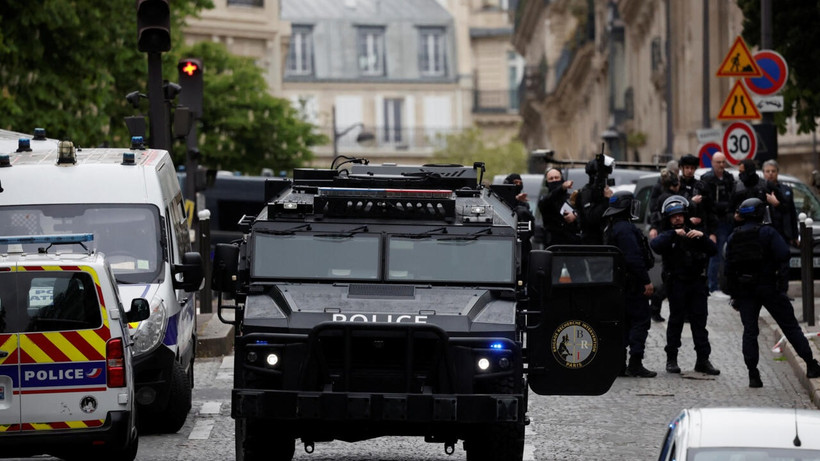 Cảnh sát Pháp đứng bảo vệ xung quanh tòa nhà lãnh sự của Iran tại Paris ngày 19/4/2024. (Ảnh: Reuters)