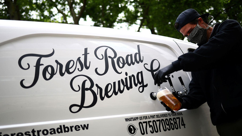 Quán bia di động phục vụ tận nhà cho người dân thực hiện lệnh giãn cách do dịch COVID019. (Nguồn: news.sky.com)