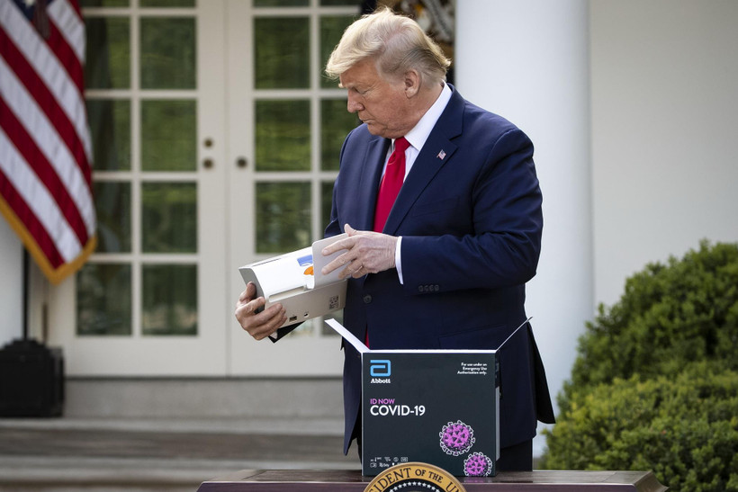 Tổng thống Mỹ Donald Trump cầm bộ xét nghiệm ID NOW tại một cuộc họp báo ở Nhà Trắng. (Nguồn: The New York Times)