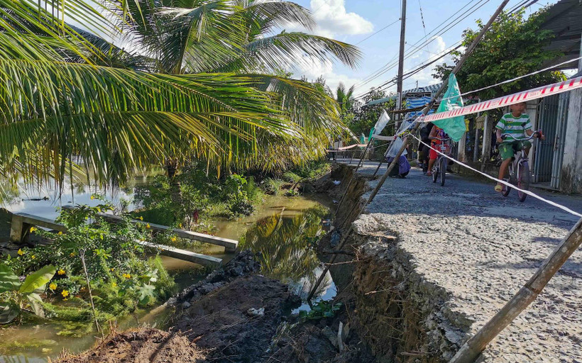 Cơ quan chức năng cho rào chắn, cấm ô tô lưu thông qua khu vực sạt lở. (Ảnh: Thanh Liêm/TTXVN)