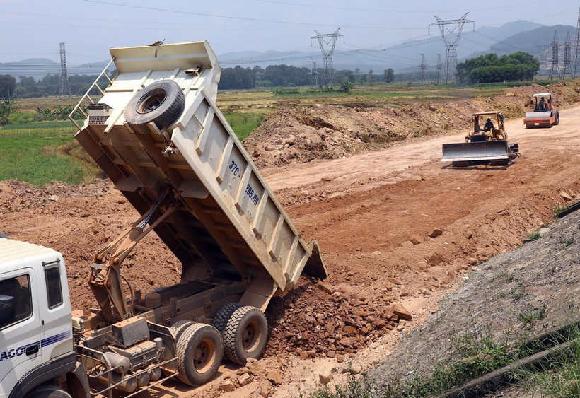 Đổ đất san nền đoạn tuyến cao tốc Bắc-Nam. (Ảnh: Huy Hùng/TTXVN)