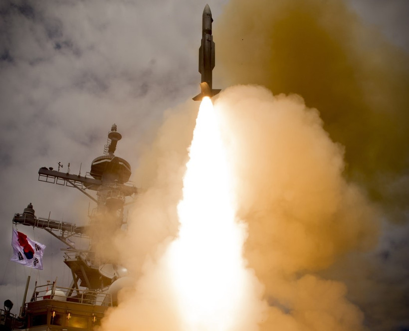 Tàu khu trục của Hải quân Hàn Quốc phóng thử tên lửa SM-2 trong một cuộc tập trận. (Nguồn: Raytheon)