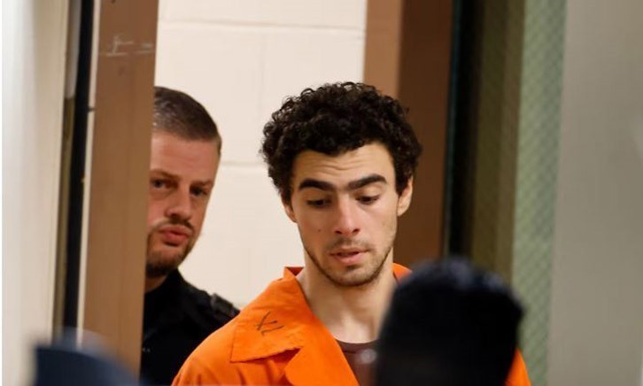 Lực lượng chức năng áp giải nghi phạm Luigi Mangione tới tòa án hạt Blair ở Hollidaysburg, Pennsylvania, Mỹ ngày 10/11/2024. (Ảnh: REUTERS/TTXVN)