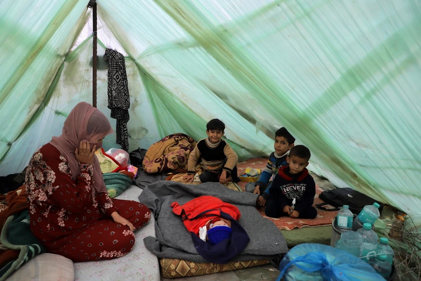 Trẻ em Palestine tại khu lều tạm ở Khan Younis, phía nam Dải Gaza, ngày 13/12/2023. (Ảnh: THX/TTXVN)
