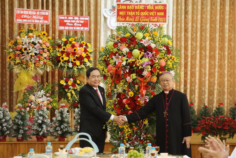 Phó Chủ tịch Thường trực Quốc hội Trần Thanh Mẫn tặng lãng hoa chúc mừng Giáng sinh tại Giáo phận Cần Thơ. (Ảnh: Ngọc Thiện/TTXVN)