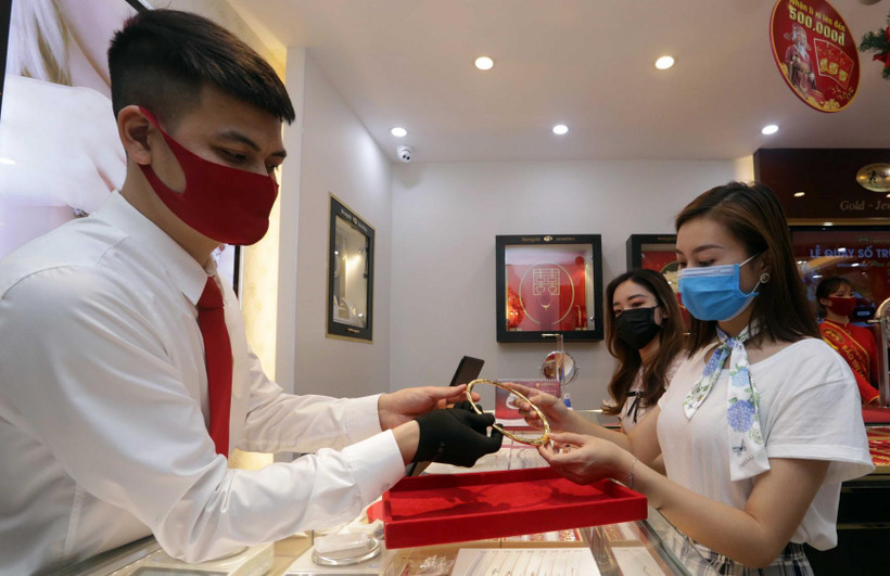 Khách mua bán tại một công ty vàng bạc đá quý. (Ảnh: Trần Việt/TTXVN)