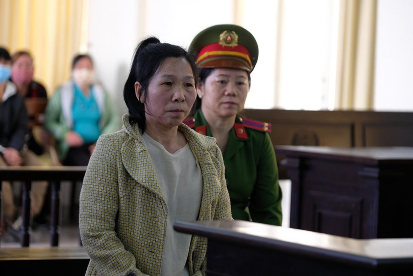 Bị cáo Nghiêm Thị Nhi trước vành móng ngựa. (Ảnh: Đặng Tuấn/TTXVN)