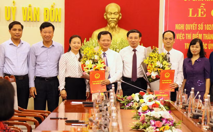 Phó Chủ tịch Uỷ ban nhân dân tỉnh Quảng Ninh Cao Tường Huy (đứng giữa) được bổ nhiệm làm Trưởng Ban quản lý Khu kinh tế Vân Đồn. (Ảnh: Văn Đức/TTXVN)