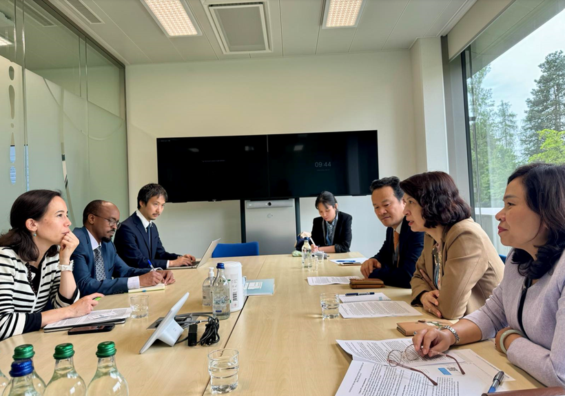 Đoàn Việt Nam làm việc tại trụ sở của GAVI. (Ảnh: TTXVN phát)