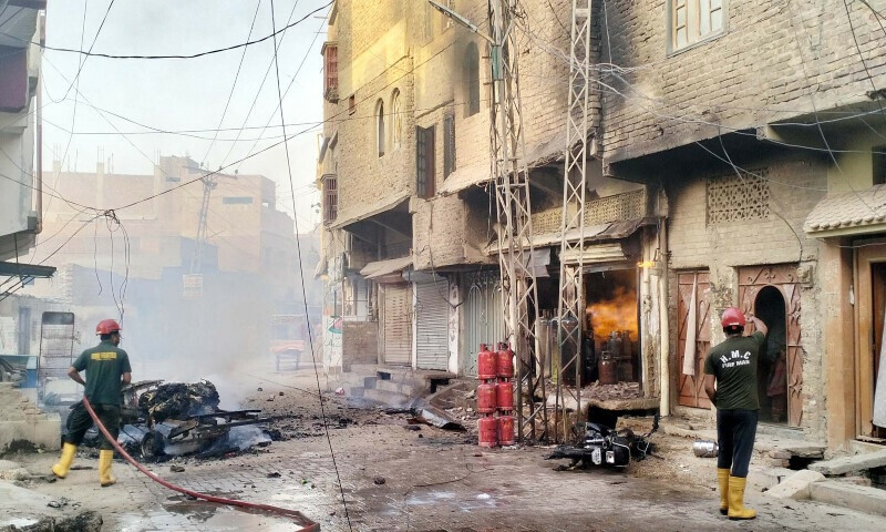 Lực lượng cứu hỏa nỗ lực dập tắt đám cháy sau vụ nổ cửa hàng bán gas ở Hyderabad, Pakistan. (Nguồn: Dawn)