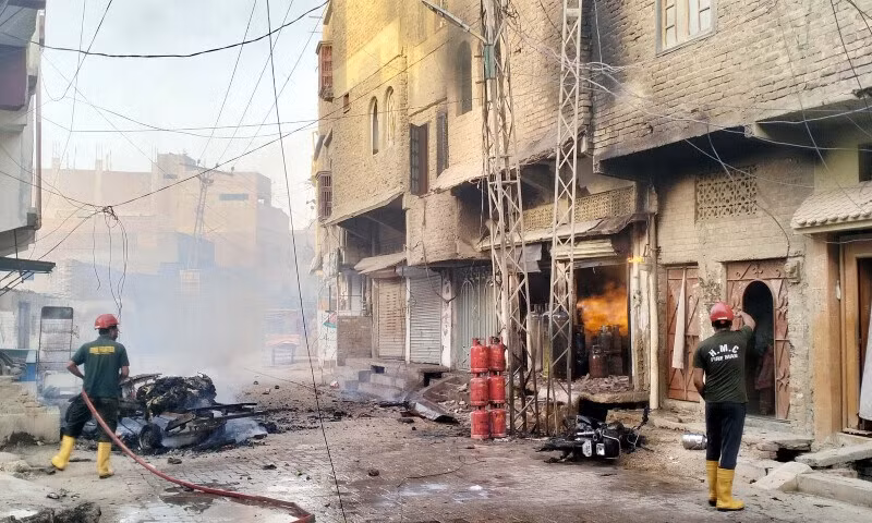 Lực lượng cứu hỏa nỗ lực dập tắt đám cháy sau vụ nổ cửa hàng bán gas ở Hyderabad, Pakistan. (Nguồn: Dawn)