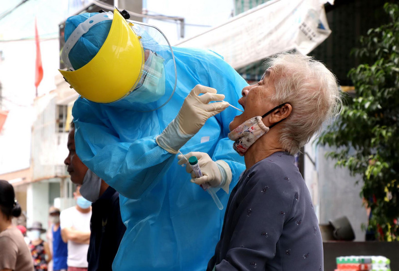 Lấy mẫu xét nghiệm cho các công dân trên đường Nguyễn Duy Hiệu, quận Sơn Trà, thành phố Đà Nẵng. (Ảnh: Quốc Dũng/TTXVN)