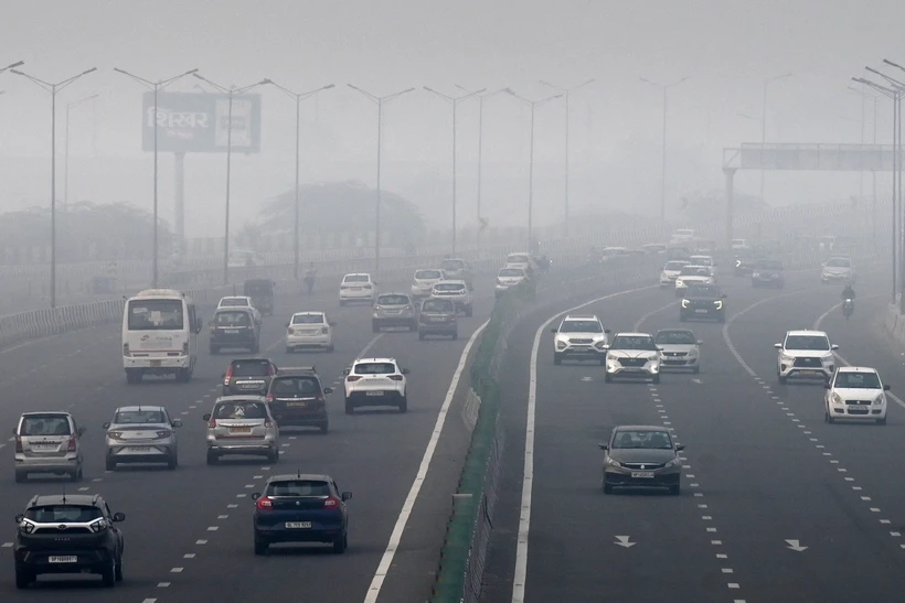 Khói mù ô nhiễm bao phủ dày đặc tại New Delhi, Ấn Độ. (Ảnh: AFP/TTXVN)