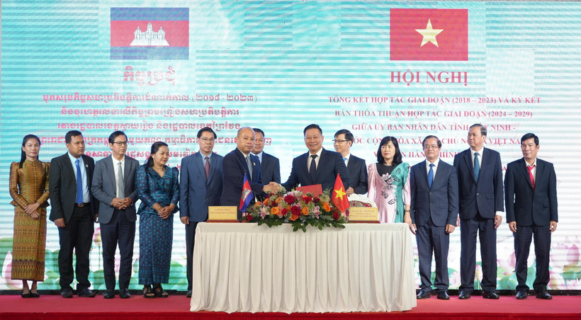 Lễ ký kết và trao Bản thỏa thuận hợp tác giai đoạn 2024-2029 giữa UBND tỉnh Tây Ninh với Ban Hành chính tỉnh Svay Rieng và Prey Veng (Campuchia). (Ảnh: Minh Phú/TTXVN)