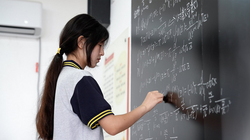 Việc một sinh viên trường hướng nghiệp lại giành thành tích cao trong cuộc thi Toán ở Trung Quốc đã khiến mọi người bất ngờ. (Nguồn: Mạng xã hội X)