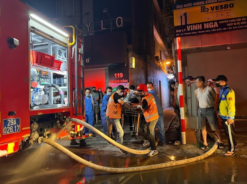 Vụ cháy nhà trọ ở phường Trung Hòa, quận Cầu Giấy, Hà Nội ngày 24/5/2024. (Ảnh: TTXVN phát)