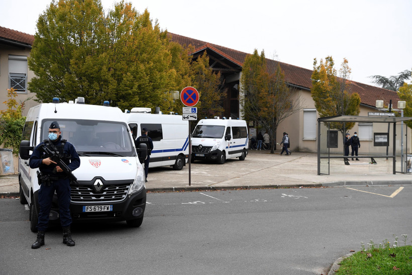 Cảnh sát gác tại trường trung học ở Conflans Saint-Honorine, Pháp, sau vụ một giáo viên của trường bị sát hại ngày 17/10/2020. (Ảnh: AFP/TTXVN)