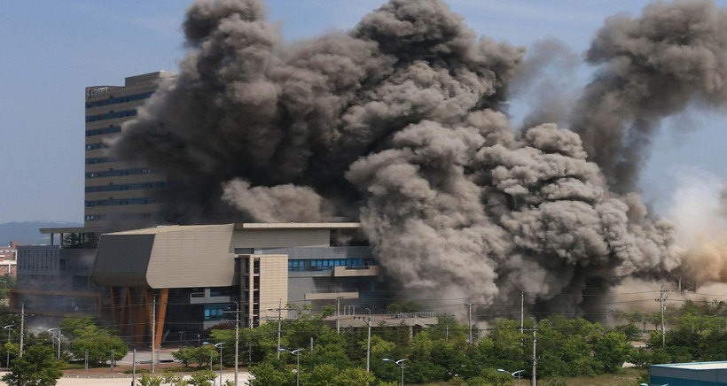 Vụ nổ của Triều Tiên phá hủy văn phòng liên lạc liên Triều ngày 16/6/2020. (Ảnh: YONHAP/TTXVN)
