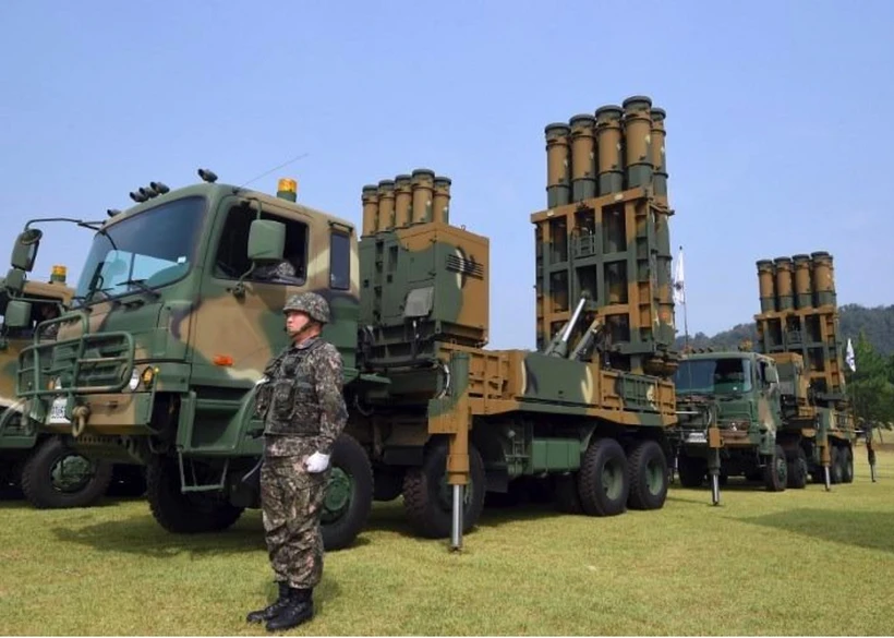 Binh sỹ Hàn Quốc đứng cạnh hệ thống tên lửa phòng không tầm trung KM-SAM Cheongung M-SAM II. (Ảnh: AFP)